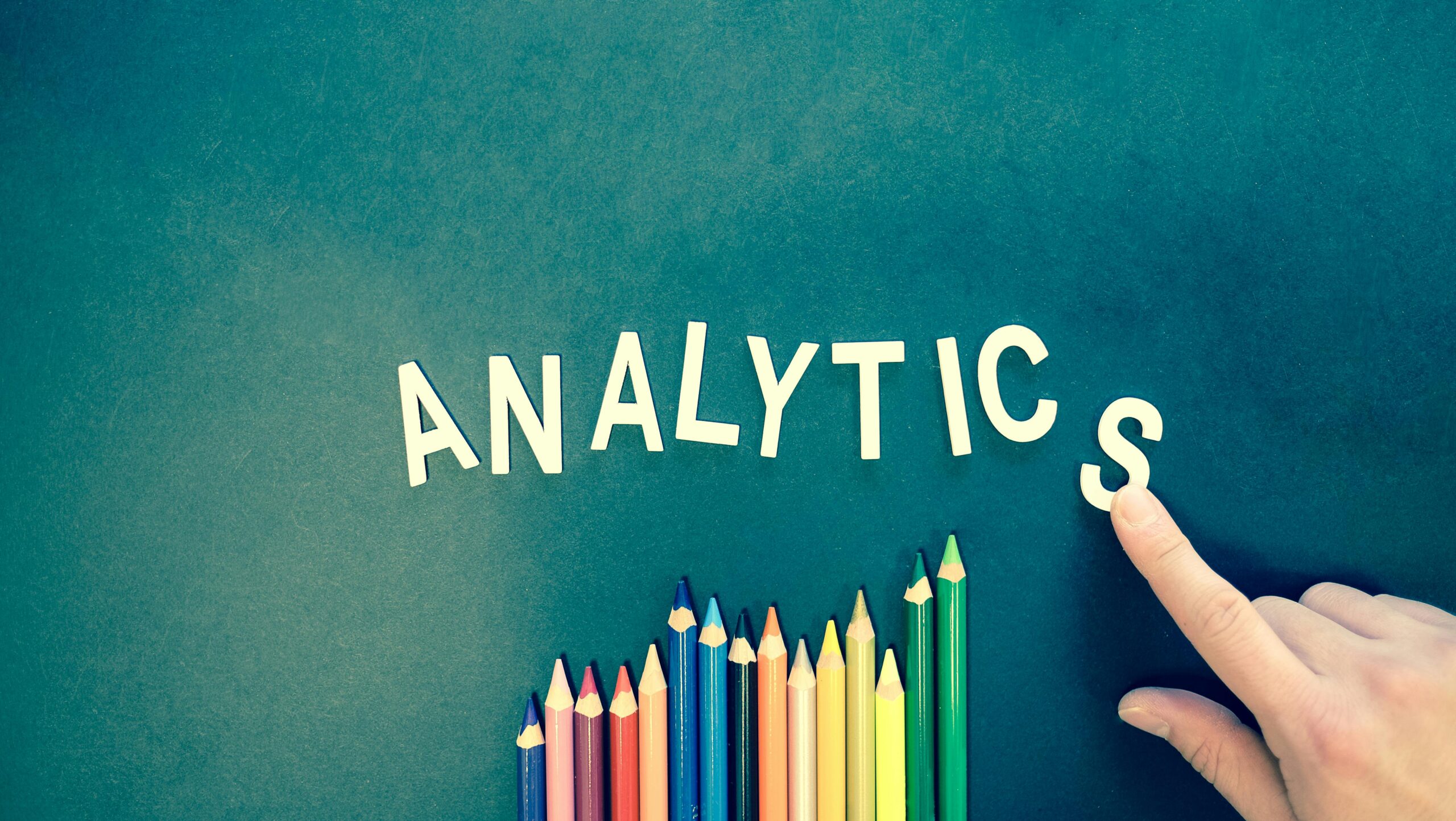 lettres formant le mot "analytics" pour symboliser le SEO - Studio de communication Lumylab