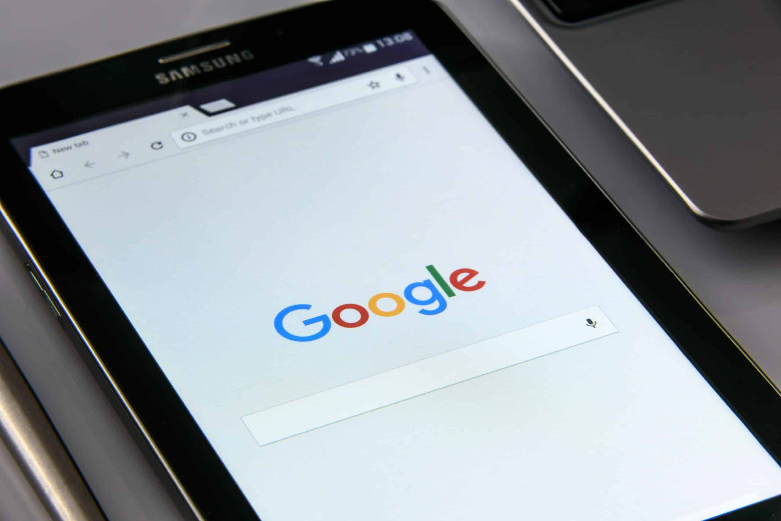 Photo wdnet Smartphone qui affiche le navigateur avec le moteur de recherche Google