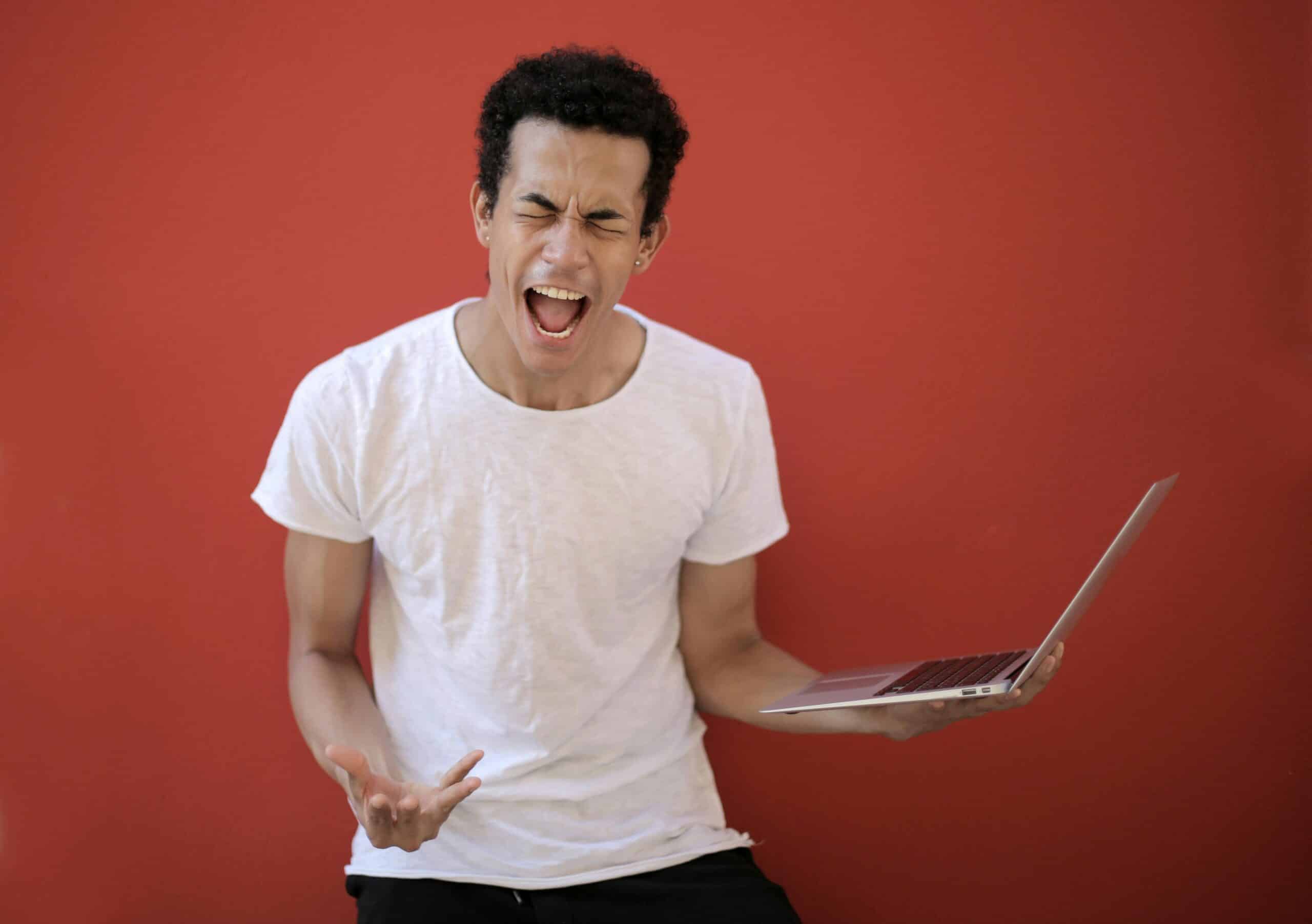 homme qui s'énerve devant son ordinateur à l'inscription impossible sur instagram